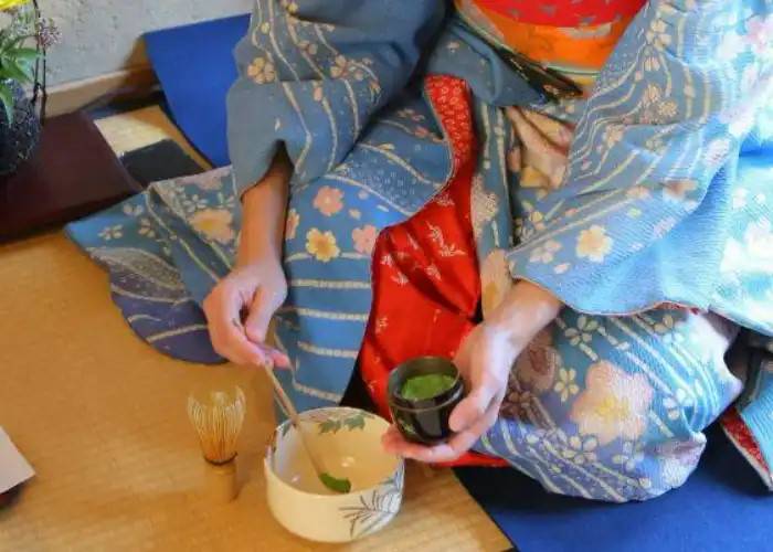 A guest in a kimono making Japanese green tea at a Kyoto tea ceremony near Kiyomizu-dera Temple.